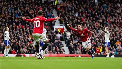 مانشستر يونايتد يهزم أستون فيلا بثلاثية ويعزز موقعه في المربع الذهبي