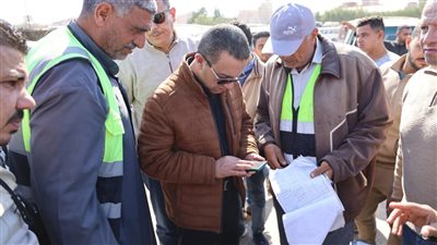 محافظ المنوفية يتفقد موقف السادات بشبين الكوم للتأكد من التزام السائقين بالتعريفة الجديدة 