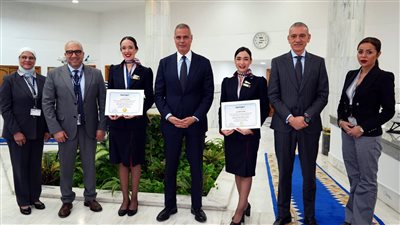 رئيس الشركة القابضة لمصر للطيران يكرم طاقم الضيافة الجوية لموقفهم الإنساني في إحدي الرحلات