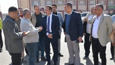 محافظ بورسعيد يتفقد الحي الإماراتي ويستجيب لشكاوى المواطنين