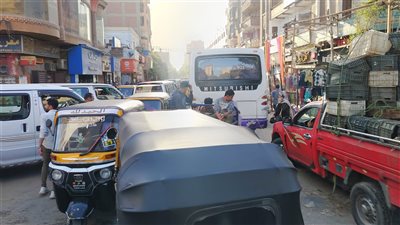 فوضى مرورية في شوارع حلوان.. غياب الأجهزة التنفيذية يفاقم معاناة المواطنين