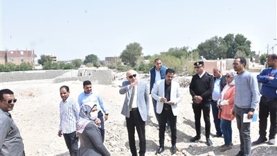 «محافظة الأقصر» يتفقد منطقة الأربعين فدان بالقرنة الجديدة البر الغربي (صور)