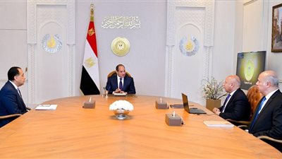 الرئيس السيسي يتابع تطوير ميناء دمياط وشبكة النقل.. وتوجيهات بسرعة التنفيذ