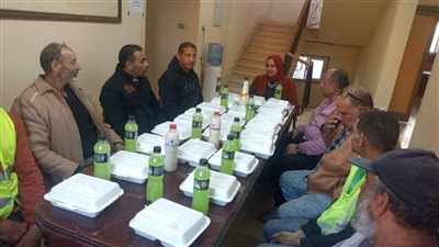 إطلاق موائد إفطار جماعى لعمال النظافة بالمراكز والمدن بدمياط