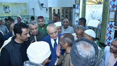 بالصور.. «محافظ الأقصر» يلتقي أهالي نجع الحمزية عقب صلاة التراويح بمركز البياضية