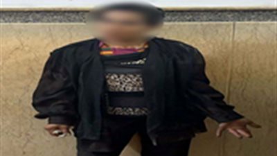 ضبط السيدة الظاهرة بفيديو إلقاء الحجارة على السيارات في الإسماعيلية