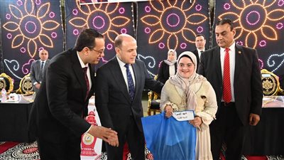 محافظ الغربية يشهد احتفالية «تعليم الغربية» ويوزع 181طقم ملابس للأولي بالرعاية