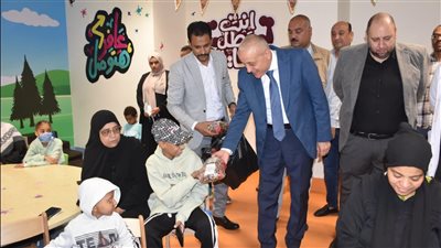 «محافظ الأقصر» يهنئ أطفال مرضى الأورام بحلول عيد الفطر المبارك (صور)
