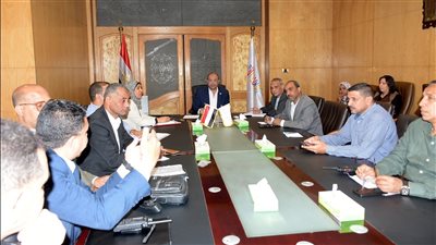 محافظة الأقصر تبحث موقف الأراضي المستردة وآليات طرحها للاستثمار