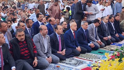 محافظ الأقصر يؤدي صلاة عيد الفطر بساحة سيدي أبو الحجاج وسط حضور حاشد...صور