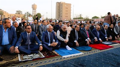 محافظ المنيا يؤدي صلاة عيد الفطر بساحة “أبو شناف” وسط حضور جماهيري كبير