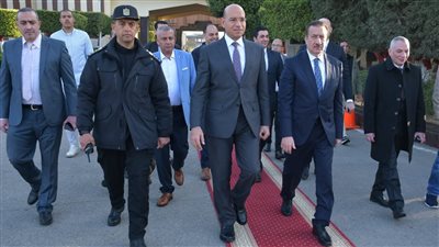 محافظ بورسعيد يزور دار قوات الأمن لتهنئة رجال الشرطة بعيد الفطر