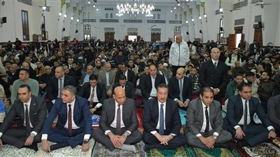 محافظ بورسعيد يؤدي صلاة عيد الفطر بمسجد العباسي ويشارك المواطنين فرحة العيد