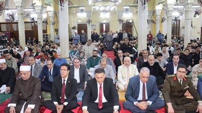 محافظ القليوبية يؤدي صلاة عيد الفطر بمسجد 