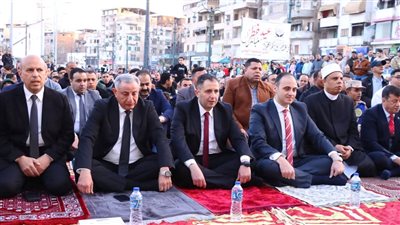 محافظ دمياط يؤدي صلاة عيد الفطر بميدان الساعة وسط حضور جماهيري كبير