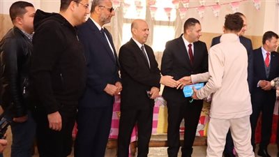 محافظ دمياط يوزع الورود والهدايا على أبناء مؤسسة رعاية البنين بفارسكور بمناسبة عيد الفطر