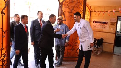 محافظ دمياط يتفقد مستشفى رأس البر المركزي في أول أيام العيد ويشيد بجهود الأطقم الطبية