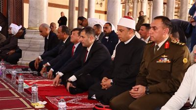 محافظ دمياط يؤدي صلاة الجمعة بمسجد عمرو بن العاص ويهنئ المواطنين بعيد الفطر