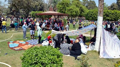 إقبال كثيف على الحدائق والمتنزهات بالمنيا في ثاني أيام عيد الفطر 