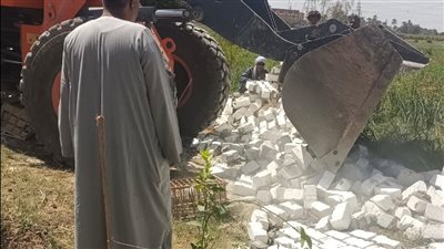 رئاسة مدينة القرنة تشن حملة لإزالة التعديات على الأراضي الزراعية بالأقصر.. صور