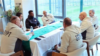 حسام حسن يرحب باللاعب الجديد هيثم حسن في معسكر منتخب مصر...صور