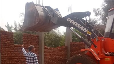 حملة موسعة لإزالة واستيراد أراضي الدولة بمركز الزينية في الأقصر.. صور