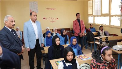 محافظ المنيا يتفقد مدرسة بني أحمد الغربية للاطمئنان على انتظام الدراسة بعد عيد الفطر