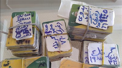 بالصور.. ضبط 300 بطاقة تموينية داخل أحد المخابز خلال حملة تموينية بالأقصر