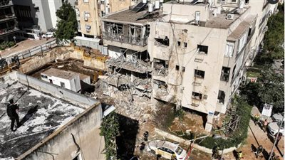 صاروخ باليستي يضرب وسط تل أبيب وفشل محاولات اعتراضه