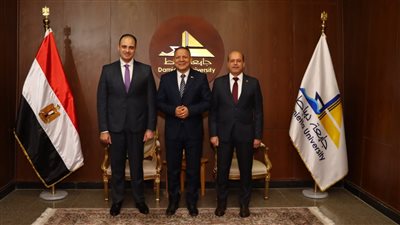 نائب محافظ دمياط يشارك في اجتماع مجلس شئون خدمة المجتمع بجامعة دمياط