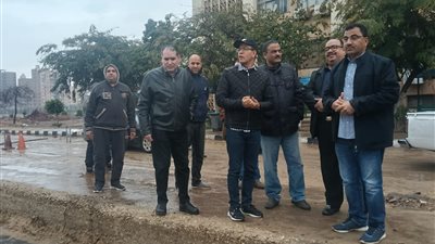 رئيس جامعة بنها يتفقد المنشآت الجامعية ويشرف على إزالة آثار مياه الأمطار..صور