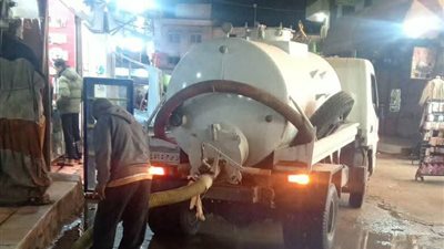 استكمال أعمال كسح المياه من الشوارع ورفع القمامة والتراكمات وتأمين أعمدة الإنارة بالسويس 