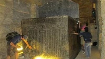  السياحة والآثار: استبعاد المتورطين في تسلق أحد التوابيت بالسيرابيوم بمنطقة سقارة الأثرية من أماكن عملهم وإحالتهم للتحقيق
