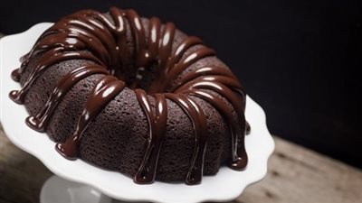 طريقة عمل كيكة الشوكولاتة الهشة في المنزل زي الجاهزة