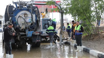 محافظ القاهرة يواصل متابعة رفع تراكمات مياه الأمطار ويؤكد استقرار الحركة المرورية