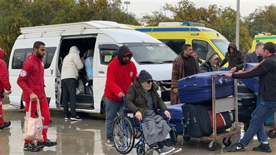 الهلال الأحمر يدفع بـ60 ألف سلة غذائية وخيام عبر قافلة «زاد العزة» 165