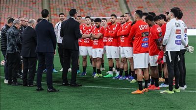 منتخب مصر يختتم تدريباته لمواجهة السعودية غدًا.. ووزير الرياضة يجتمع باللاعبين