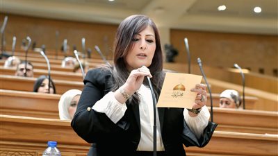 إليزابيث شاكر