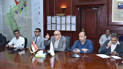 محافظ الأقصر يبحث سبل تعزيز تحسين مستوى الخدمات المقدمة للمواطنين