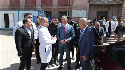 محافظ الجيزة يتابع انتظام سير العمل بمستشفى أم المصريين وتواجد الأطقم الطبية والتمريض