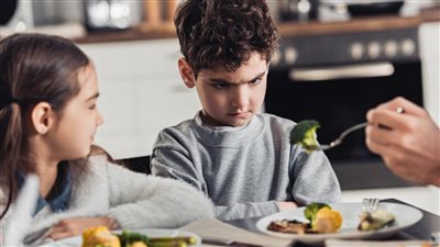 كيف تواجه تحدي انتقائية الأطفال؟.. ماذا تفعل إذا رفض طفلك طعام معين؟