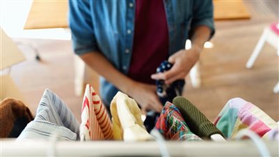 البكتيريا والحشرات والمواد الكيميائية.. ملوثات شائعة في ملابس الأطفال