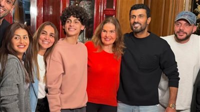 الاحتفال بعيد ميلاد يسرا مع فريق 