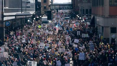 بالصور.. 8 ملايين مشارك في احتجاجات واسعة بأمريكا رفضًا لسياسات ترامب