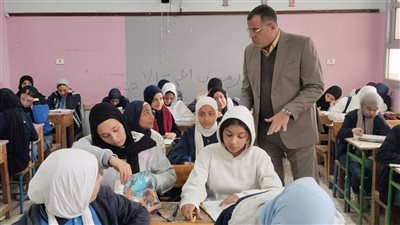 مدير تعليم دمياط يتابع انتظام الامتحانات الشهرية بمدارس إدارتي كفر البطيخ وكفر سعد