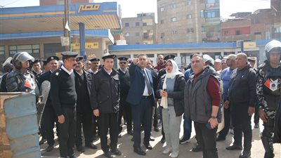 محافظ القليوبية يقود حملة لنقل الباعة الجائلين ورفع الإشغالات في بنها