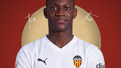 أليو ديانج يوقع رسميًا لنادي فالنسيا الإسباني ويغلق ملف التجديد مع الأهلي