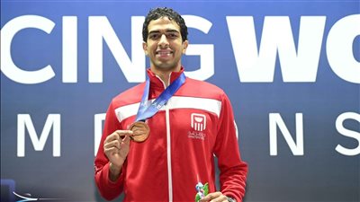 وزير الرياضة يهنئ أحمد هشام ببرونزية بطولة العالم للسلاح بالبرازيل