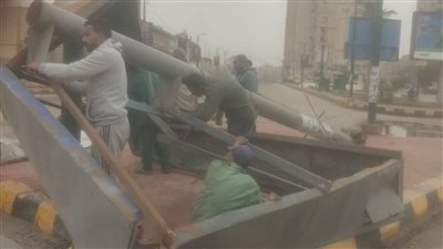 بسبب الطقس السيء سقوط لافتة إعلانية ضخمة بالمنيا 