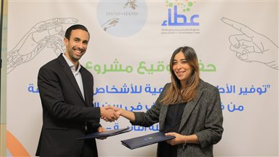 الأستاذة أميرة الرفاعي والمهندس محمد حطب أثناء الاتفاقية 